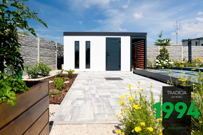 Záhradný domček v bielej omietke