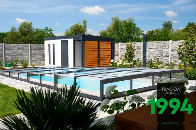 Záhradný domček s prístreškom a drevenými výplňami za bazénom