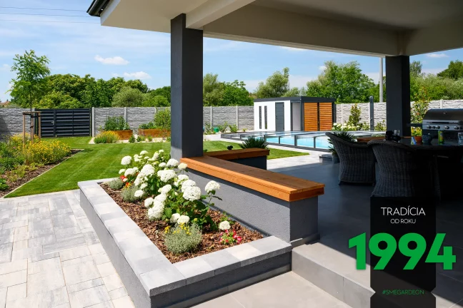 Domček v pozadí na záhrade