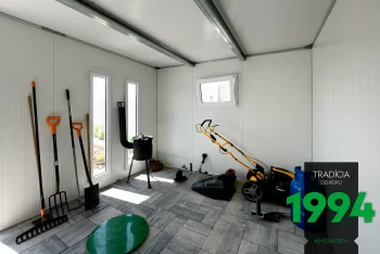 Kosačka a náradie v domčeku