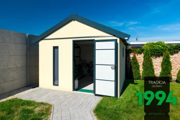 Otvorené dvere na záhradnom domčeku so sedlovou strechou