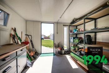 Regále a ponk v domčeku