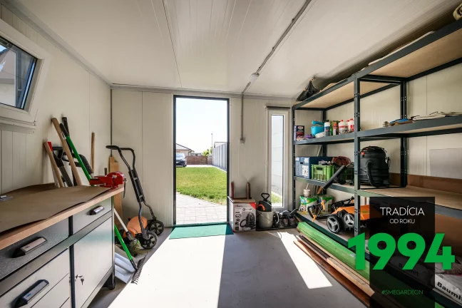 Regále a ponk v domčeku