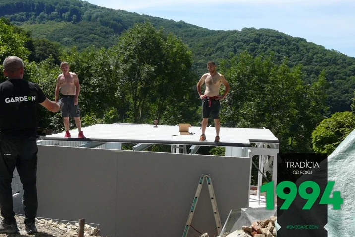 Montážnici na streche