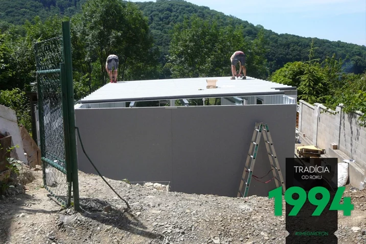 Montáž strešných panelov domčeka
