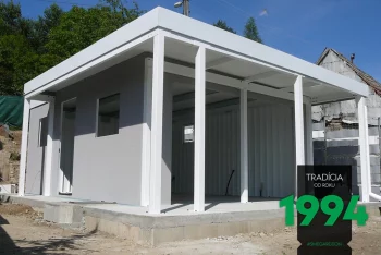 Záhradný domček s prestrešením