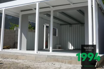 Záhradný domček s bielym prestrešením bez dverí