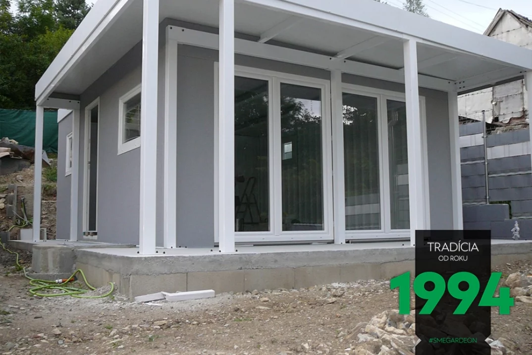 Záradný domček so sklenenými dverami