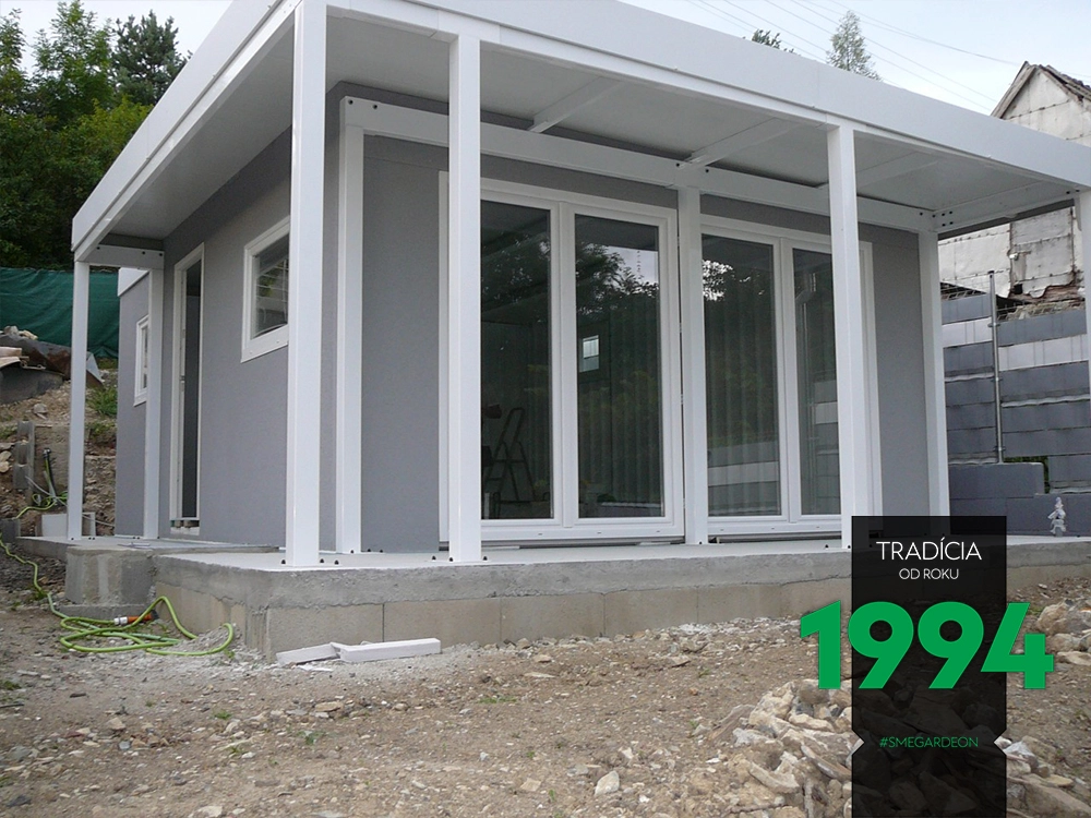 Záradný domček so sklenenými dverami