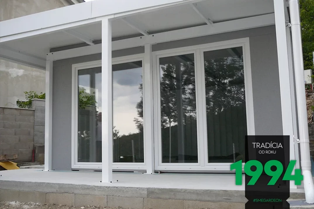 Záhradný domček so sklenenými dverami