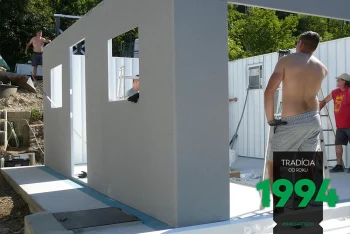 Montáž prednej steny domčeka