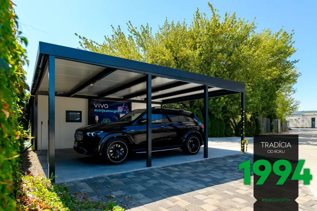 Čierne auto pod prístreškom