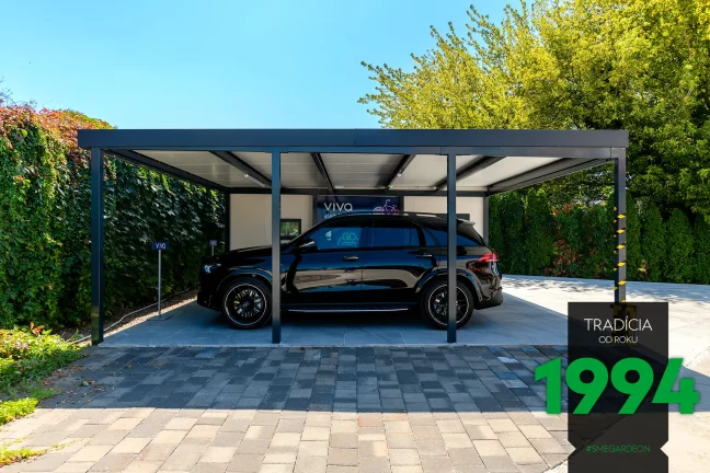 Auto pod prístreškom