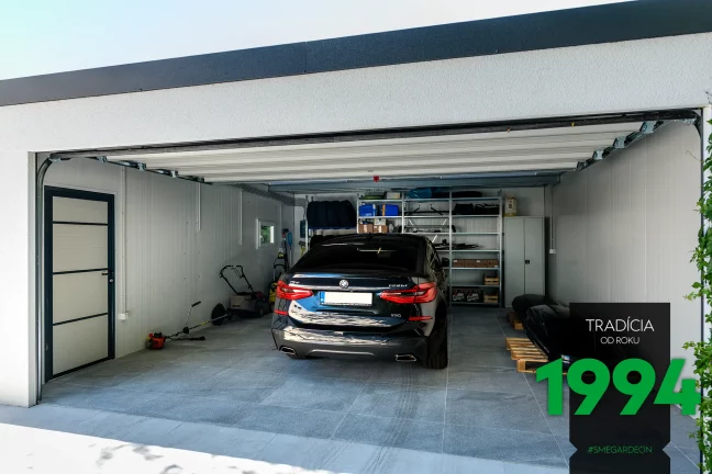 Auto v garáži s izolovanými stenami a stropom