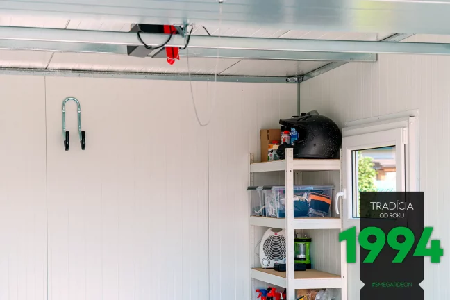 Detail na regál v rohu garáže