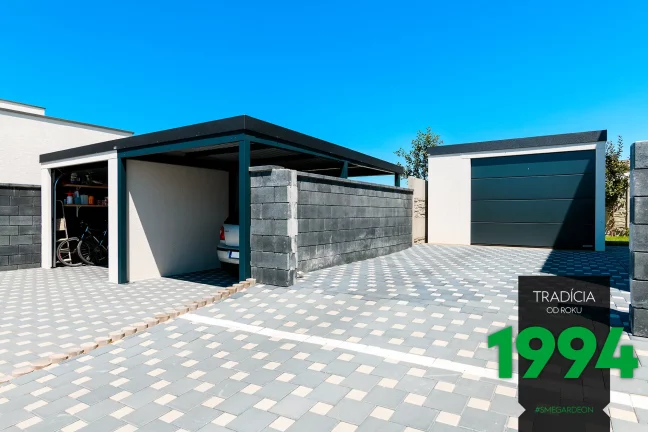 Garáž s prístreškom pri garáži pre jedno auto