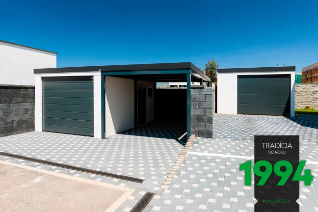 Garáž s prístreškom pri garáži pre jedno auto