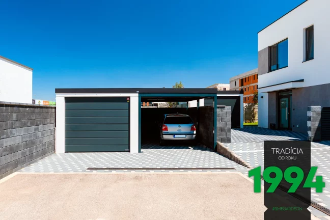 Auto pod prístreškom