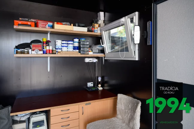 Stôl s náradím v garáži