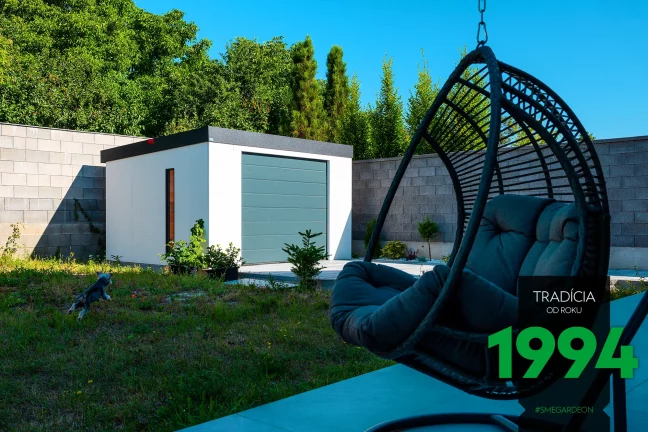 Hojdacie kreslo na záhrade