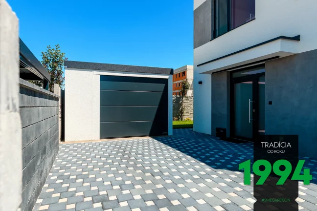 Garáž v bielej omietke