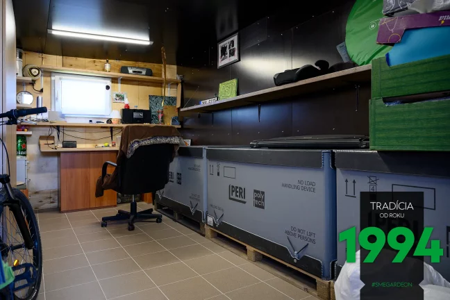 Kreslo s dielňou v garáži