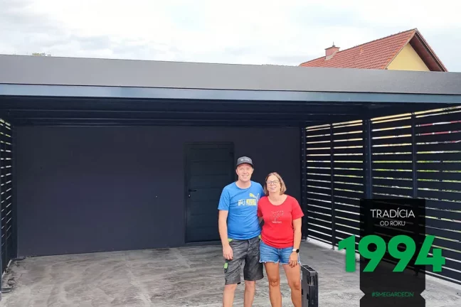 Zákazníci pod prístreškom