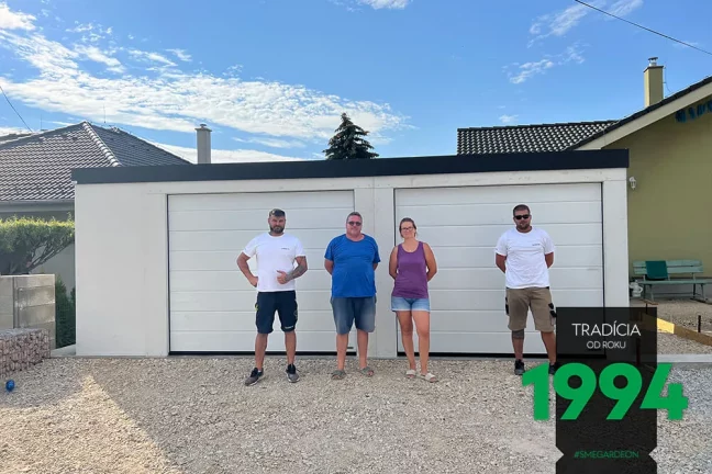 Zákazníci s montážnikmi pred garážou