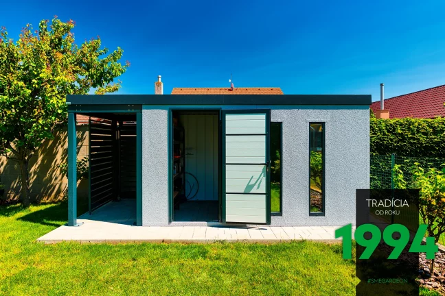 Otvorené dvere na domčeku s prístreškom