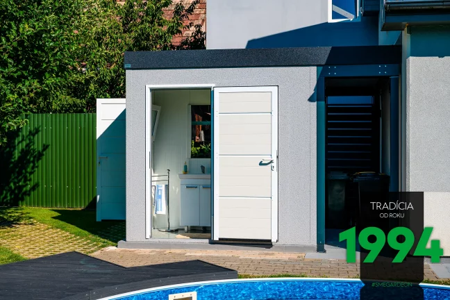 Otvorené dvere na záhradnom domčeku s kúpeľňou