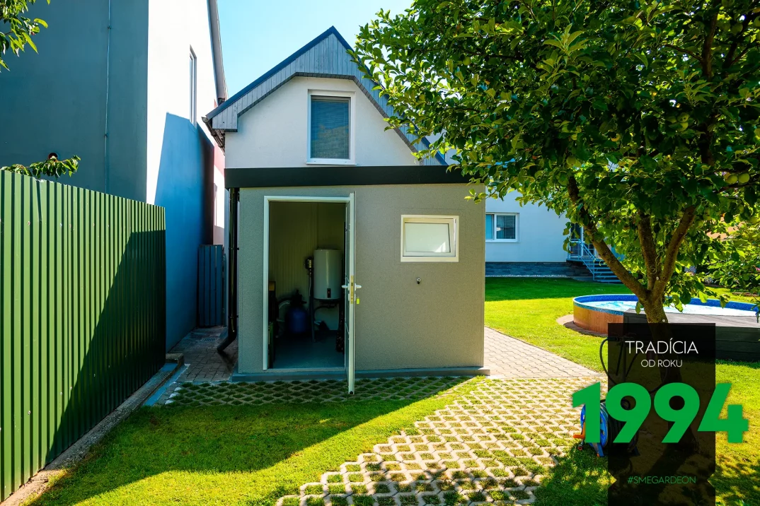 Otvorené dvere z boku domčeka