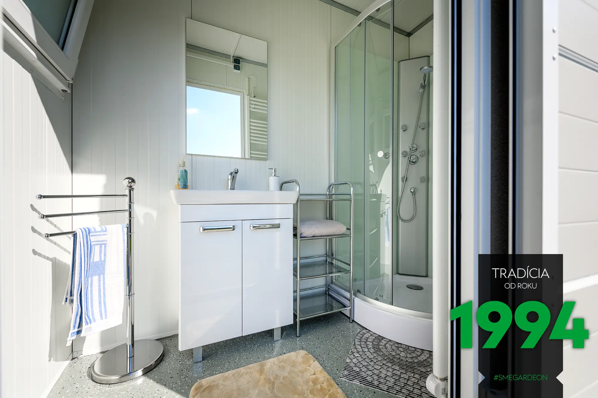 Sprchový kút s umývadlom v domčeku