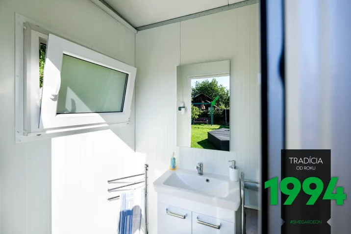 Umývadlo so zrkadlom v domčeku