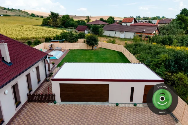 Atypická garáž s bielou strešnou krytinou