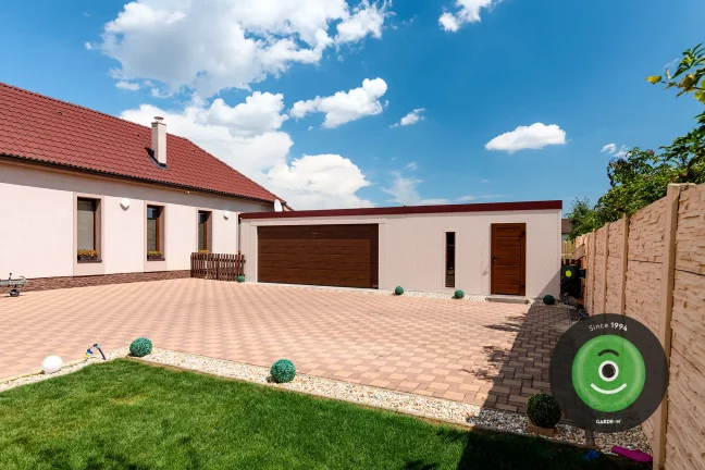 Atypická garáž s hnedými doplnkami