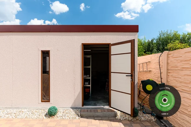 Otvorené dvere na garáži