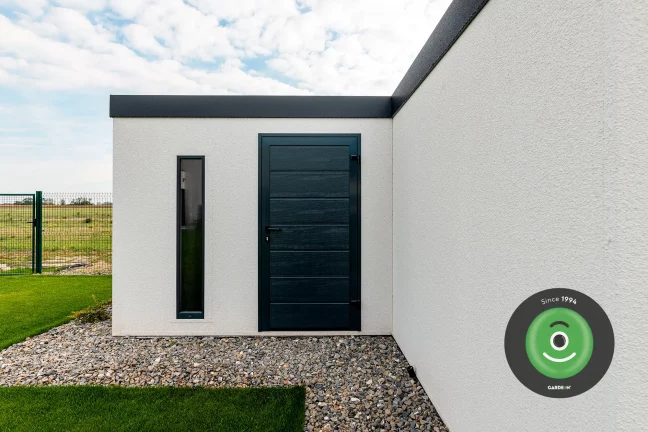 Atypická L-ková garáž v bielej omietke