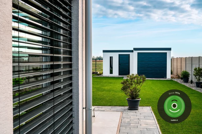 Atypická L-ková garáž na záhrade