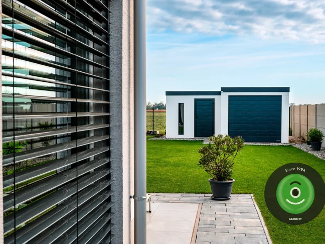 Atypická L-ková garáž na záhrade