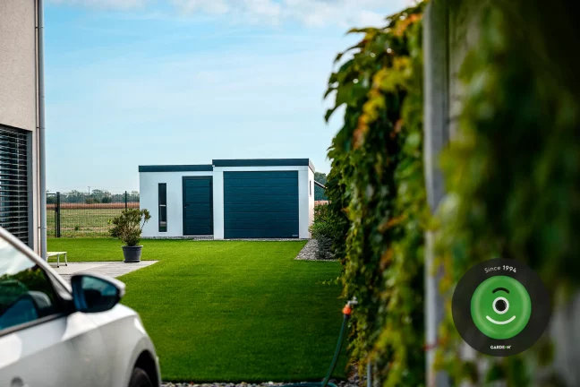 Atypická L-ková garáž na konci záhrady
