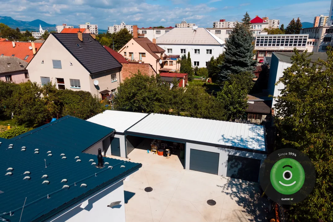 Atypická garáž s prístreškom zhora