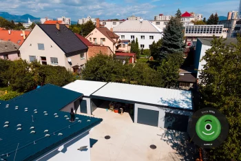 Atypická garáž s prístreškom zhora