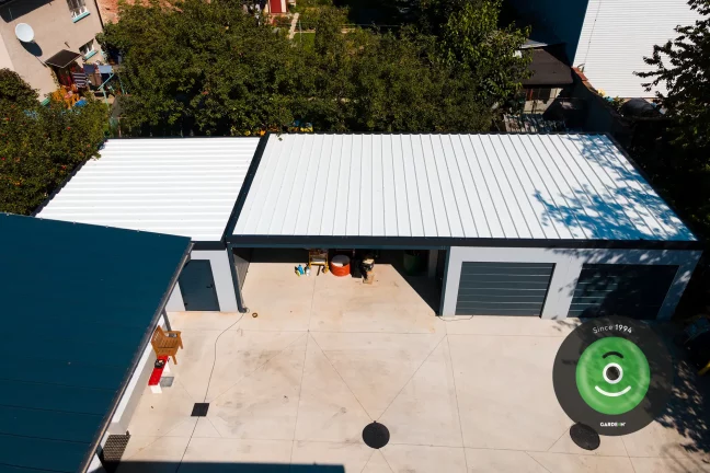 Atypická garáž s prístreškom zhora