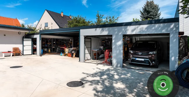 Auto v garáži s prístreškom a záhradným domčekom