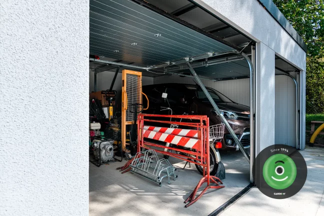 Auto a doplnky v garáži