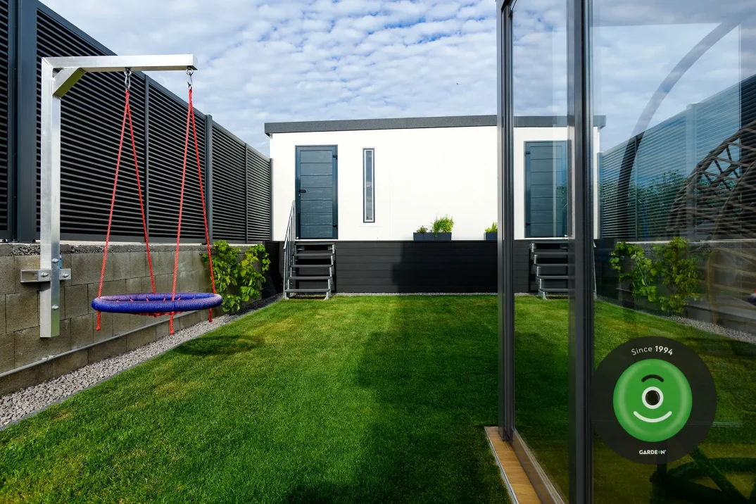 Dvojgaráž na záhrade