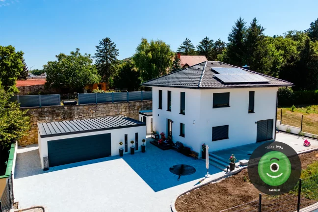 Garáž pre dve autá pri dome