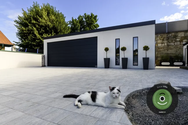 Mačka pred garážou