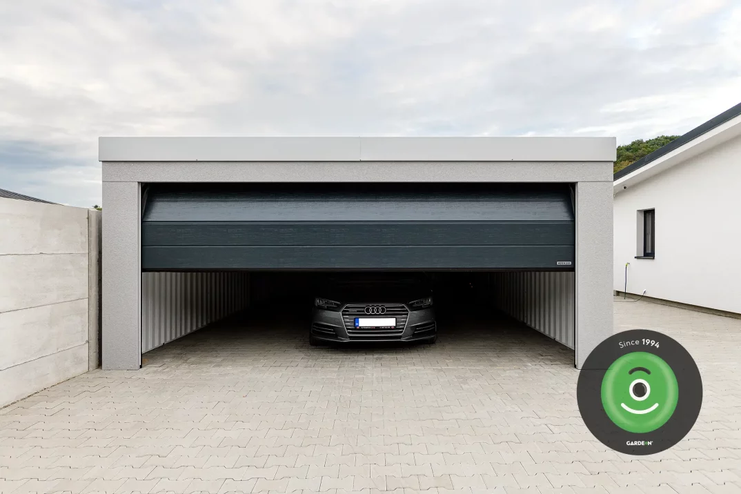 Auto v garáži s otvárajúcou sa garážovou bránou