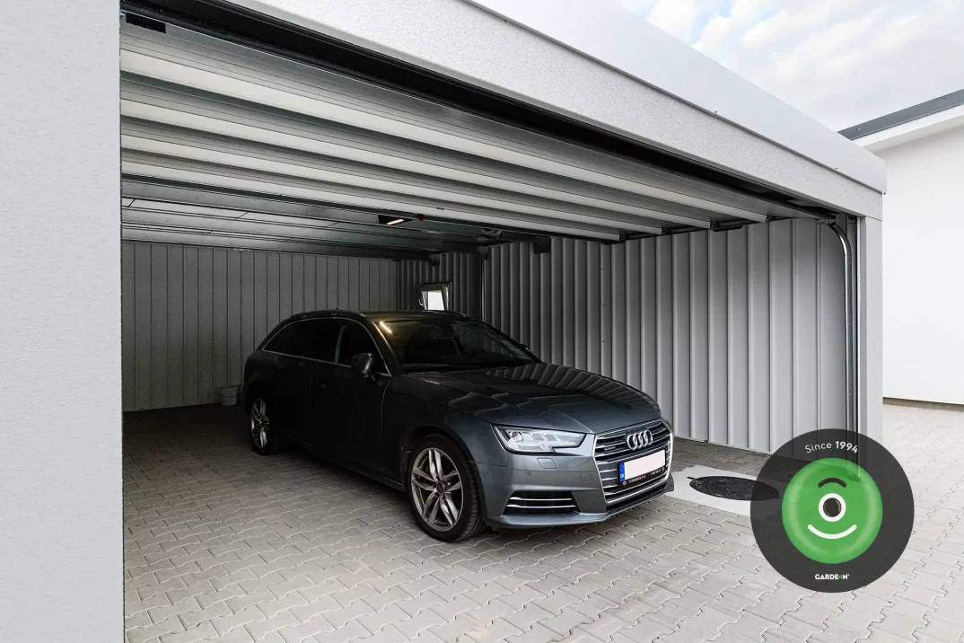 Auto v garáži s neizolovanými stenami